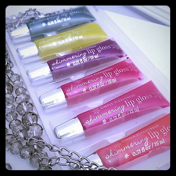 Simple Pleasures shimmering lip gloss. - Picture 1 of 5